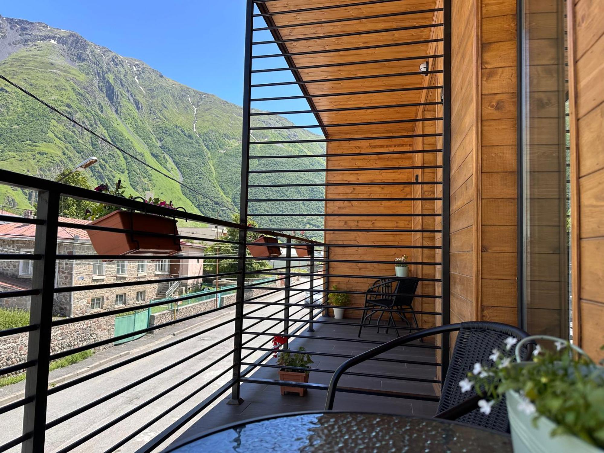 Hotel Mountime Kazbegi Екстериор снимка
