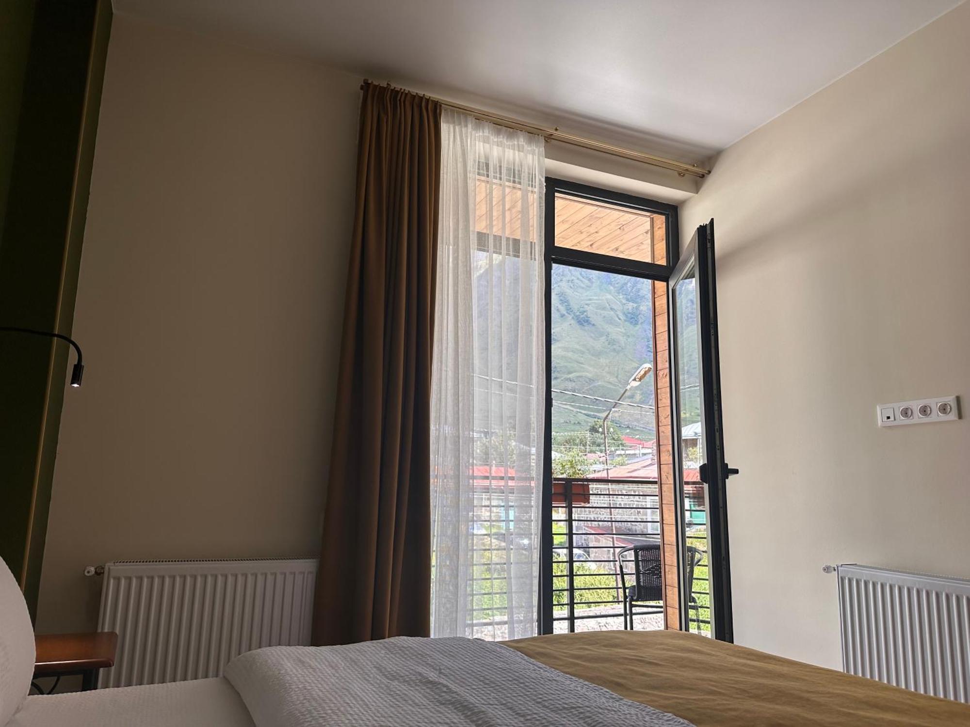Hotel Mountime Kazbegi Екстериор снимка