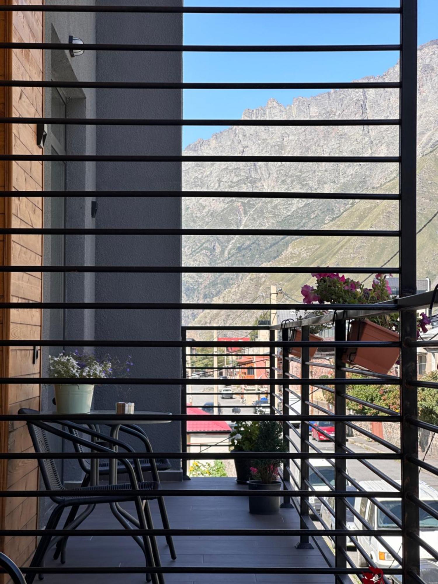 Hotel Mountime Kazbegi Екстериор снимка