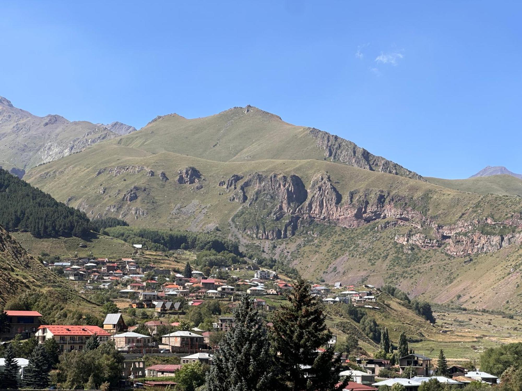 Hotel Mountime Kazbegi Екстериор снимка